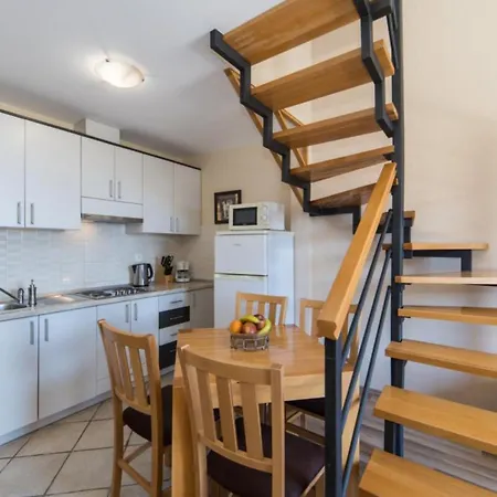 Nmn - With Balcony 3 Апартаменты Дрвеник